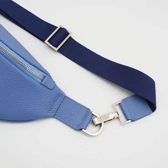 Égkék crossbody bőrtáska