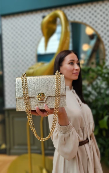 Alexia arany láncos kistáska